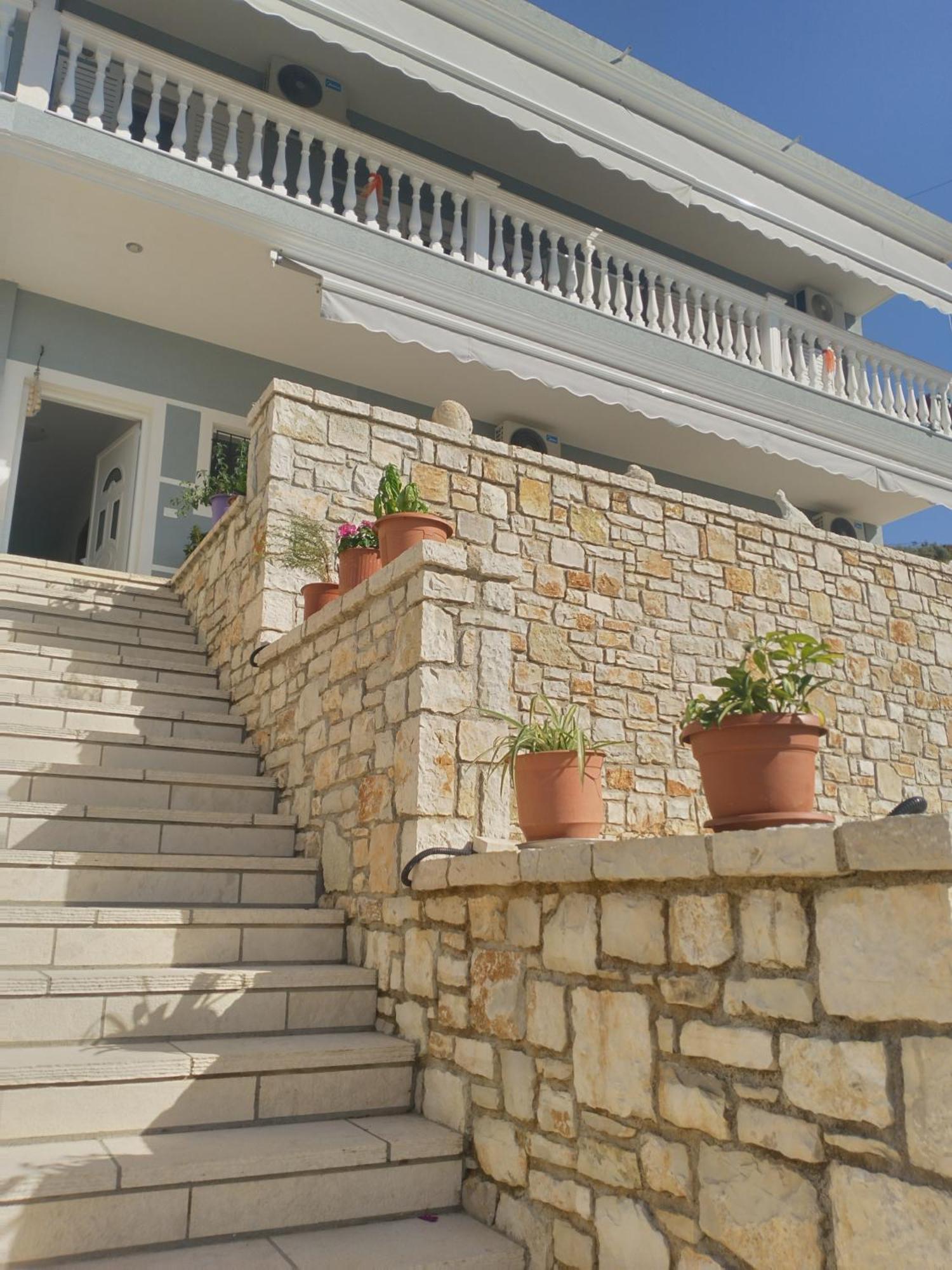 Artur Apartments Himare Buitenkant foto